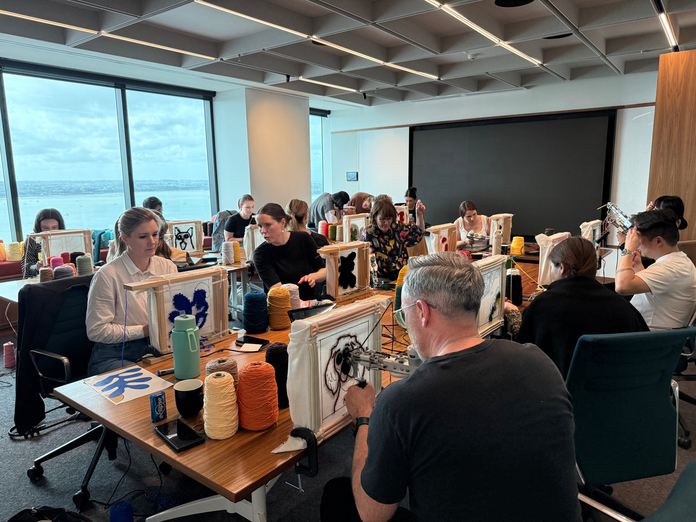 Ateliers Créatifs de Tufting pour Équipes et Événements